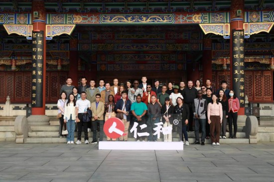 2023“一帶一路”媒體合作論壇聯合采訪團參觀仁和集團。（受訪者供圖）