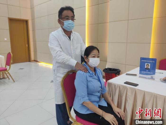 1月5日，中柬中醫藥中心、援柬中國中醫醫療隊赴柬埔寨國家銀行開展義診服務。援柬中國中醫醫療隊供圖